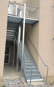 escalier extérieur galvanisé. Ferronnerie Delbart (04) A-H-P