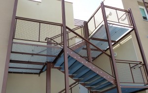 Structure métallique supportant un escalier sur mesure