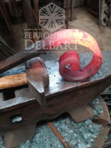 ferronnerie d'art Volute forgé à la main avec marteau et enclume dans l'atelier de la ferronnerie Delbart thierry les Mées (04190) haute Provence (04).