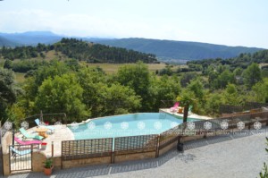 Brises vues métallique grande dimension pour une piscine avec transats autour de la végétations Gîtes Le Jas de Belley Ferronnerie Delbart 04190 alpes de haute Provence 04