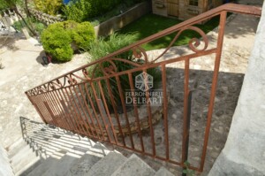 Rampe d'escalier sécurisé à barreaux droits extérieur forgé à la main avec des plantes en contre bas Ferronnerie Delbart Thierry aux Mées 04190 alpes de haute Provence 04