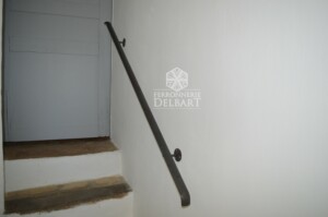 main-courante métallique fixé contre un mur sous des marches en béton ferronnerie delbart thierry Mées 04190-alpes de haute Provence 04