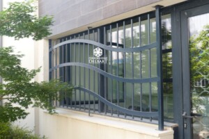 Défense de fenêtre extérieure à barreaux droits et motifs serrurerie métallerie Delbart Thierry Alpes de Haute Provence (04)