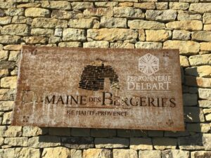 panneau métallique fixé contre un mur en pierres avec motifs découpe laser Domaine des bergeries haute Provence ferronnerie Delbart les Mées 04190 Haute-Provence 04