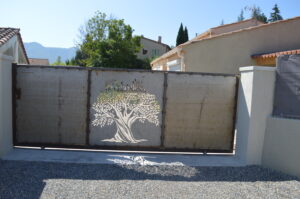 portail coulissant sur mesure motif olivier entouré de maisons fabrication artisanale ferronnerie Delbart les Mées (04190) Haute Provence (04).