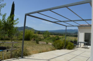 pergola métallique contemporaine pour terrasse extérieure avec vue sur jardin. Ferronnerie delbart Les Mées (04190) Haute-Provence (04).