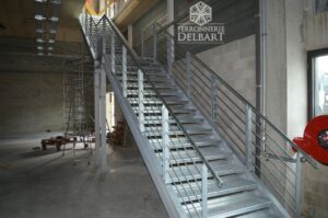 escalier métallique sur mesure situé dans un bâtiment intérieur ferronnerie delbart artisan ferronnier les Mées (04) Alpes de Haute Provence (04).