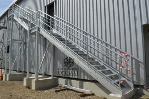 escalier métallique sur mesure de grande dimension adapté pour l'extérieur