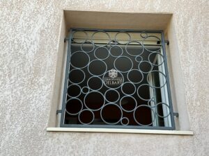 défense de fenêtre en acier sur mesure motifs cercle de différentes tailles fixer sur une ouverture de fenêtre ferronnerie delbart les Mées (04190) en Haute Provence (04).