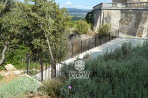 garde-corps de piscine à barreaux droits avec portillon sécurisé entouré de végétations diverses artisan ferronnier delbart les Mées en Haute Provence 04