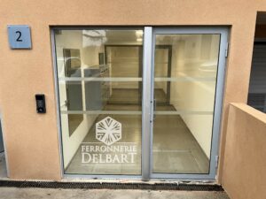 portes d'entrée thermolaquée double vitrage coloris gris ferronnerie Delbart en Haute-Provence 04.