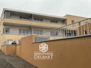 rampe garde-corps sur mesure immeuble à étage coloris sable ferronnerie delbart les Mées en haute Provence.